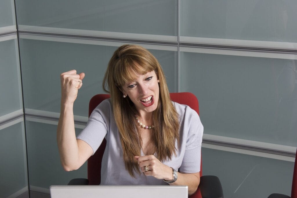 Emocionado, sonriente, mujer, universidad, estudiante, gente de oficina, éxito, bingo, mujer, gerente, oficina gris, sonrisa gris, gestión gris, emocionado, emocionado, emocionado, emocionado, emocionado, éxito, éxito, éxito, bingo, bingo, gerente