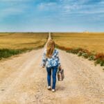 Maleta, chica, saliendo, niño, persona, feliz, tranquilo, joven, solitario, solo, caminando, lejos, adiós, paisaje, camino de tierra, distancia, campo de maíz, fondo de pantalla de tumblr, dejando, persona, persona, persona, persona, persona, feliz, feliz, solo, solo, caminando, caminando, adiós, adiós