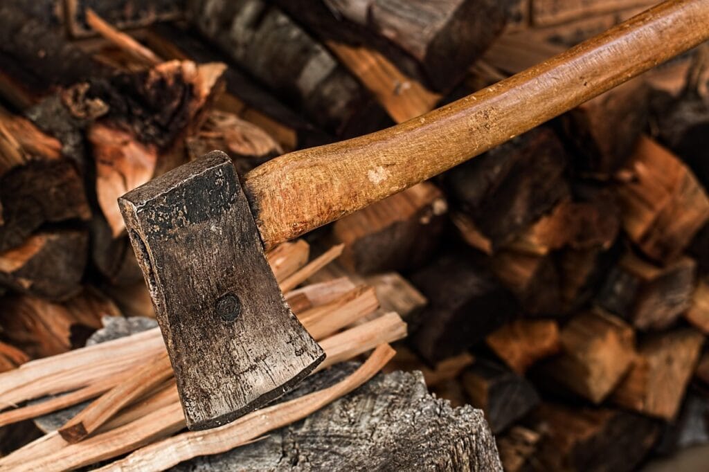 Hacha, picador, corte, división, hacha, corte, leña, madera, herramienta, combustible, otoño, quemar, apilado, cálido, invierno, peligro, herido, violento, arma, herir, afilado, amenaza, dolor marrón, herramientas marrones, hacha, hacha, hacha, hacha, hacha, leña