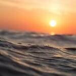 Cautivadoras olas del océano con un vibrante cielo al atardecer, perfectas para momentos tranquilos.