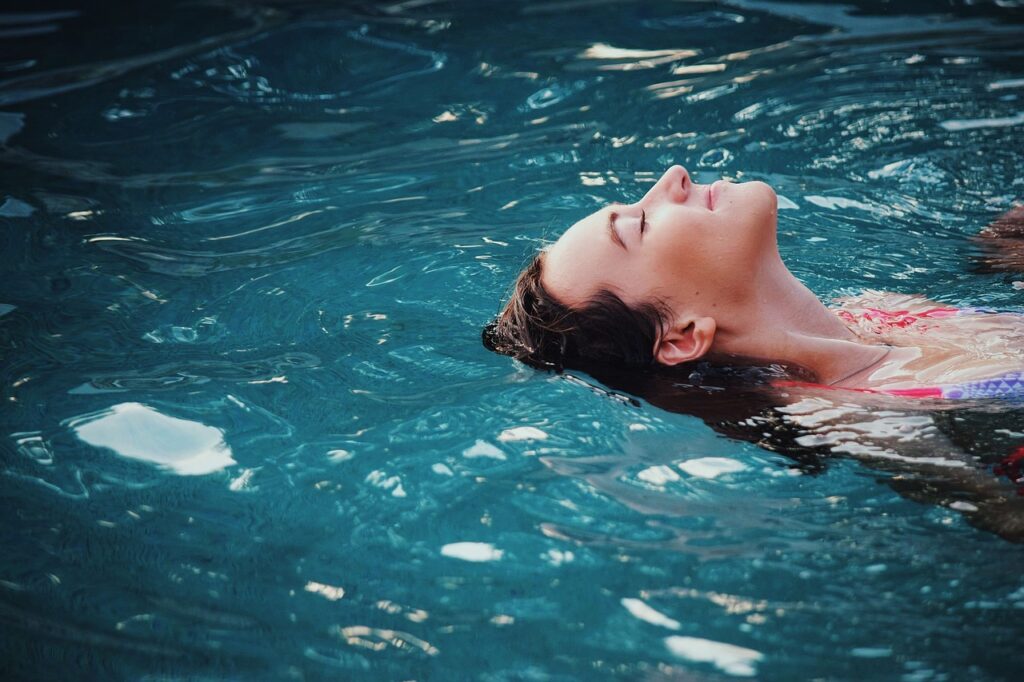 Mujer, diversión, natación, piscina, ocio, persona, recreación, relajante, ondulaciones, verano, nadador, vacaciones de verano, agua, mojado, chica, flotando, caucásico, naturaleza, agua azul, natación, natación, natación, natación, natación, piscina, piscina, relajante