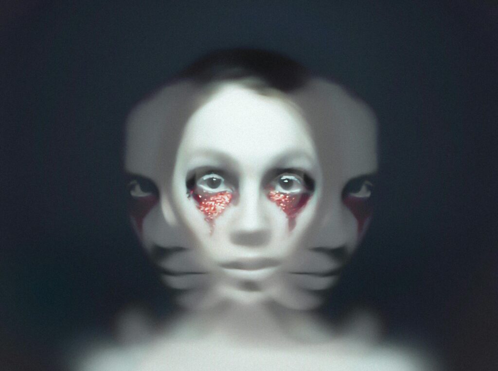 Un retrato inquietantemente surrealista con expresiones faciales abstractas y espeluznantes.